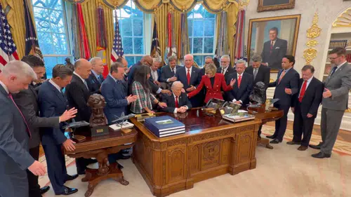 Oval Ofis'te ilginç anlar: Din insanları Trump'a dokunup dua etti