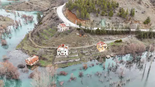 Konya'nın 2 mahallesini bağlayan yol sular altında kaldı: Sürücülere uyarı