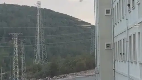 Korku dolu anlar kötü son: Yurdun camına çıkan genç hava yastığına atladı