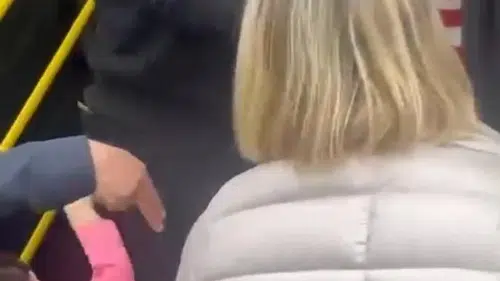 Otobüste kadınlar yer kavgasında şoförün kolunu ısırdı