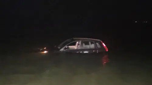 Göle uçan otomobilde can pazarı