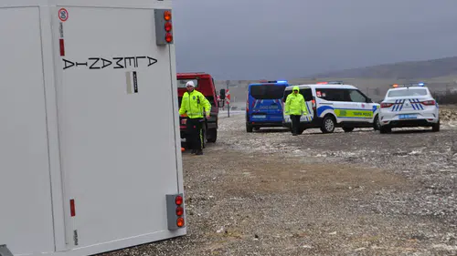 Alman turistler Konya yolunda kaza yaptı: Ortalık savaş alanına döndü