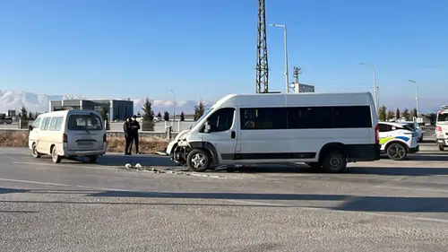 Konya'da kamyonet ile okul servis minibüsü çarpıştı: 5 yaralı