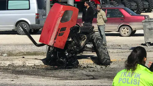 Konya'da tırın çarptığı traktör ikiye bölündü: Sürücü yaralı kurtuldu