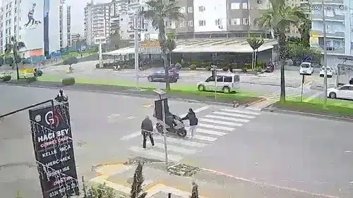 Kaza geliyorum dedi: Motokurye kız çocuğuna böyle çarptı