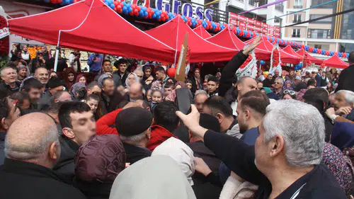 Bu görüntüler Konya'ya yakışmadı: Meşhur market izdihama neden oldu
