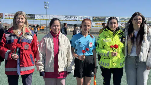 Konya'daki maçta takdir edilen hareket: 8 Mart coşkusu yaşandı