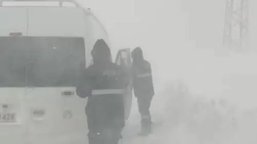 Türkiye'nin bir yanı kara kış: Tipide yolda mahsur kalan vatandaşlar kurtarıldı