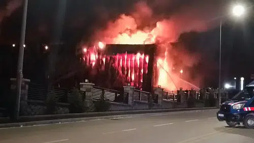 Başkent'te geceyi alevler aydınlattı: Fabrika yangınına müdahale