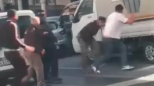 Sokak savaş alanına döndü: Yol verme tartışmasında bıçaklı kavga
