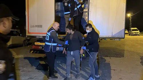 Hurma ve fıstık yağı yüklüydü: İran plakalı tırda 18 kaçak göçmen çıktı