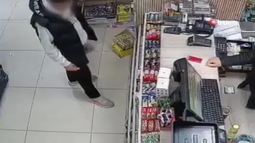 Bu da erik hırsızı: Kasiyerin dikkatini böyle dağıttı