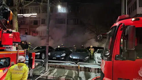 Milyarlarca liralık lüks araçlar kül oldu: Kundaklama şüphesi var