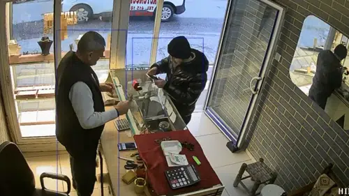 Kuyumcuya müşteri gibi girip yüzük çaldı: O anlar kamerada