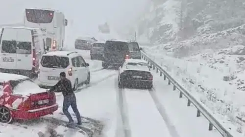 Alacabel'de nisan ayında kar sürprizi: Sürücüler zor anlar yaşadı