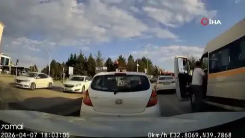 Trafikte yumruklu kavga etti: O anlar araç kamerasında