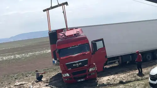 Konya'da makas atan tır, kontrolden çıkıp şarampole düştü