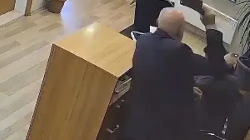 Belediye personeline satırla saldırı anı kamerada