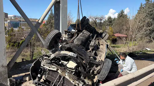 Özel halk otobüsü üst geçide çarptı: Çok sayıda ölü ve yaralı var