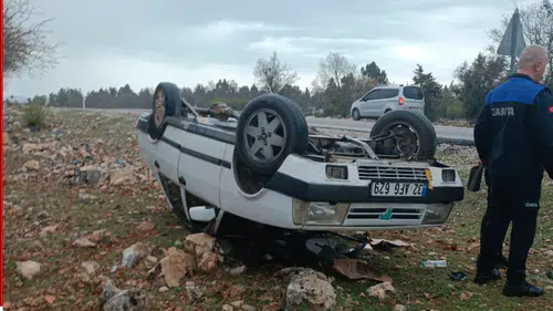 Konya'da araziye devrilen otomobilden yara almadan çıktılar