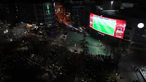 Konya'da yer gök inledi: Dev ekranda Milli heyecan yaşandı