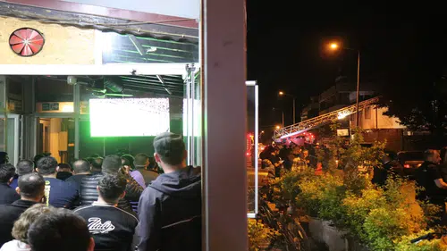 Mahalle yanarken onlar derbiyi izledi