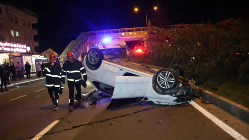 Köpeğe çarpmamak için manevra yaptı! Araç takla attı