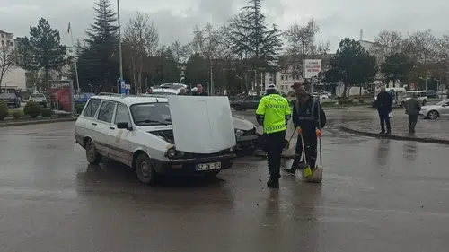 Konya'da iki otomobil kavşakta çarpıştı: 1 kişi yaralandı