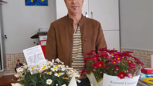 Konya'da örnek davranış: Öğretmene ve öğrencilere çiçek verildi