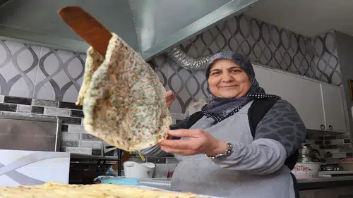 "Gözleme kadın" bir rekora imza attı: 10 çocuğunun hayatını değiştirdi