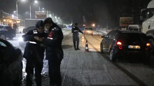 Ani kar yağışı nedeniyle bazı yollar ulaşıma kapatıldı