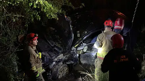 Otomobil dereye uçtu: Aracı böyle kesip sürücüyü kurtardılar