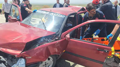 Konya'da iki otomobil çarpıştı: Feci kazada 5 kişi yaralandı