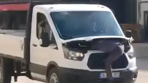 Akıl almaz olay: Seyir halindeki aracı tamir etmeye çalıştı