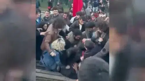 Konserde bayrak krizi: Protestoda bulunan öğrencilere saldırı