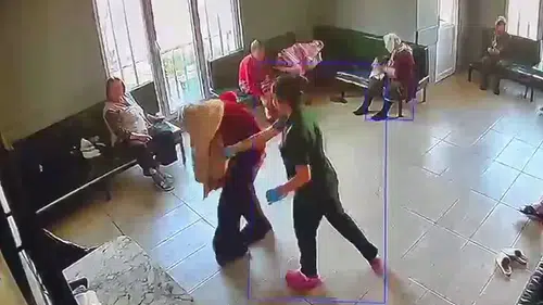 Yaşlı bakım merkezinde korkunç görüntüler: Şiddet uygulayıp tükürdüler