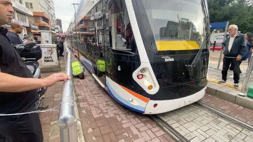 Tramvayın altına girdi: Seferler durdu herkes seferber odu