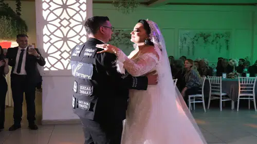 Sıra dışı damat: Düğün masrafını düşürmek için herkesi şaşırttı