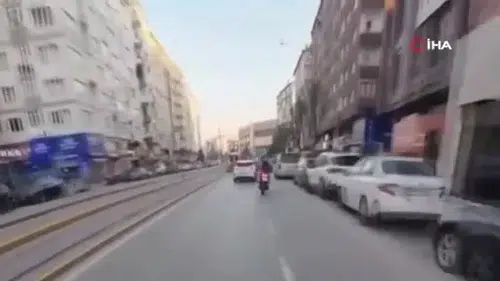 "Kamera çekiyor mu" dedikten saniyeler sonra böyle kaza yaptı