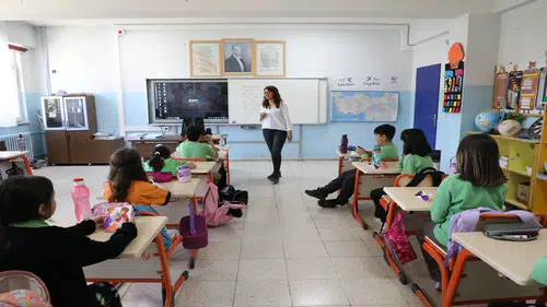 Yavruları eğitimli olacak: Sınıfın ortasına doğum yaptı