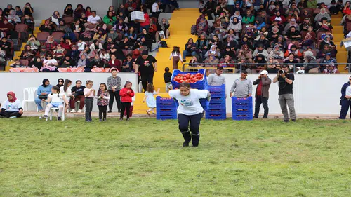 Yarım altın için: Kilolarca domates kasasını koşa koşa taşıdı