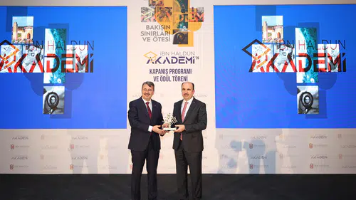 İbn Haldun Akademi’den Başkan Altay’a ödül