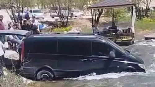 Freni boşalan minibüs Konya'nın ünlü Aygır Dibi Çayı'na girdi