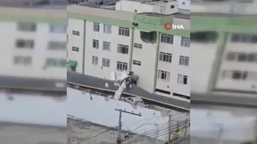 Uçak apartmana çarptı: 4 yaralı
