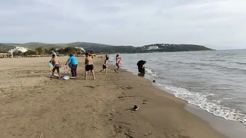 Deniz sezonu açıldı: Sıcak havayı hisseden vatandaş dalgalara koştu