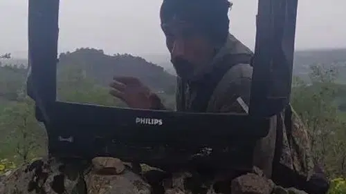 Çoban koyunları bırakıp hava durumu spikerliğine soyundu