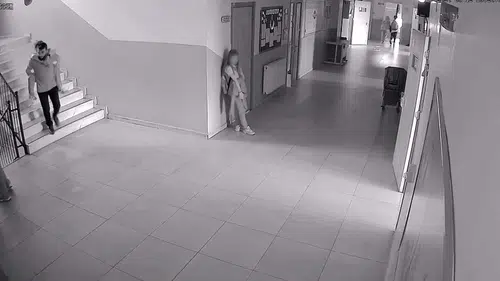 Öğrencisini sırtında taşıdı: Öğretmenin duygulandıran davranışı