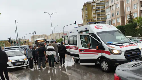 Konya’da sağanak yağış kazalara neden oldu: Yayalara çarptı
