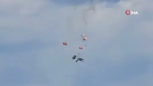 ABD'de hava gösterisi sırasında iki savaş uçağı böyle çarpıştı