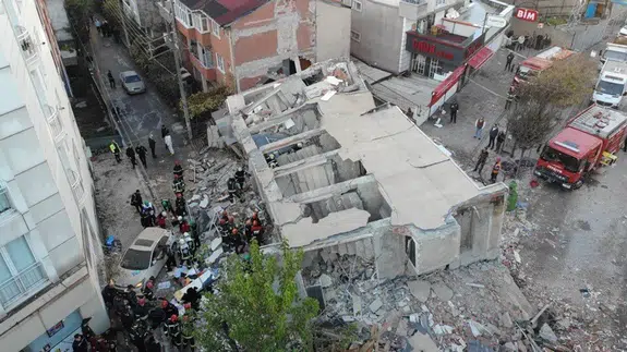 Bir aile yok oldu: Gebze'de çöken bina faciası